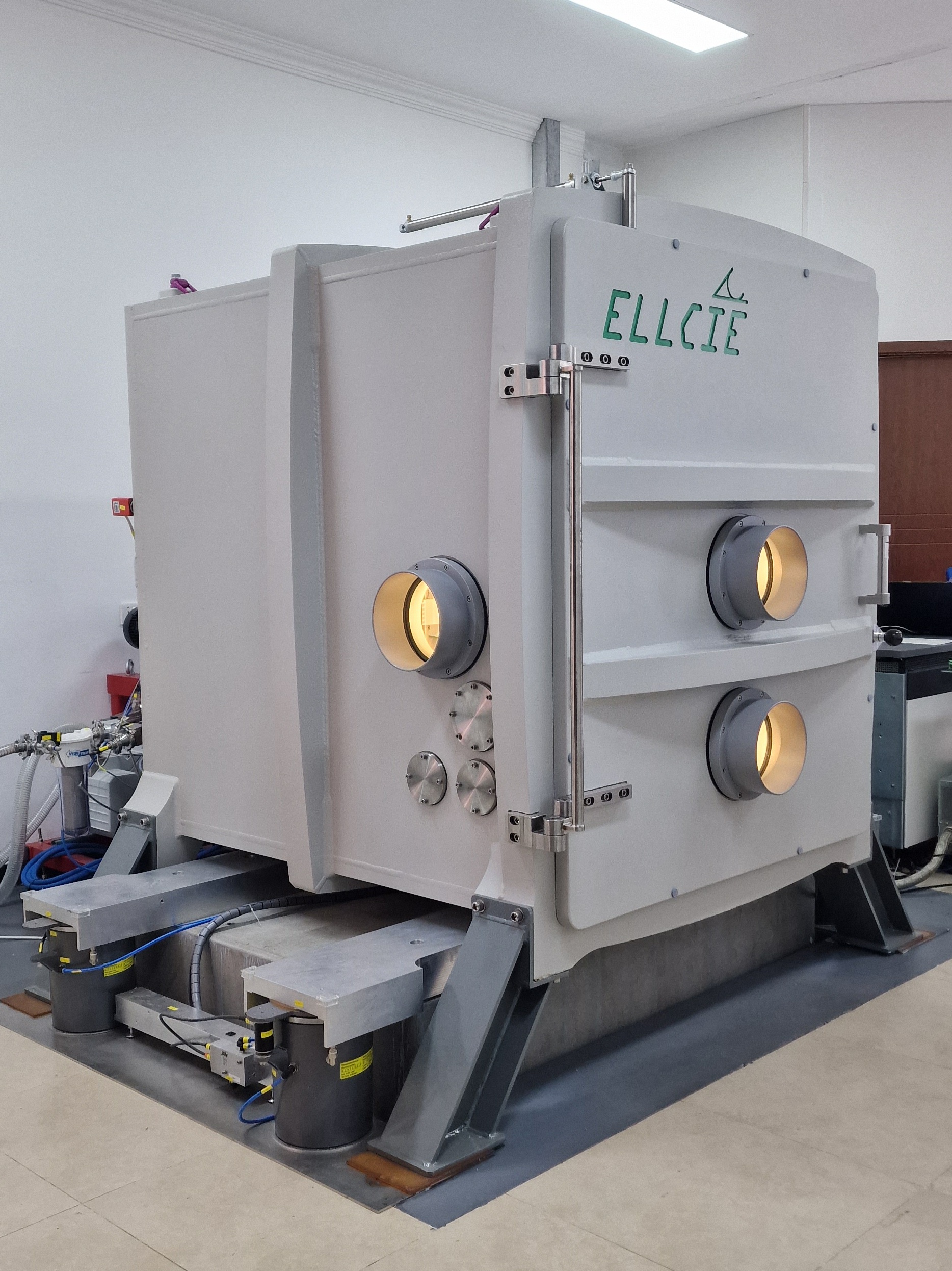 MIRA Large Chamber SEM